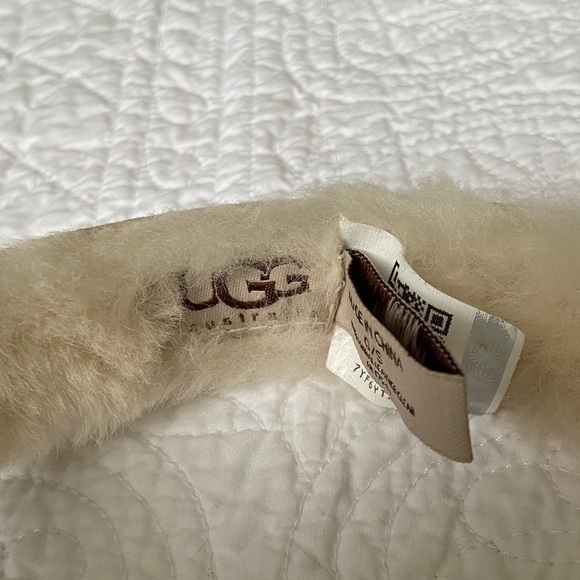 UGG Shearling Suede Earmuffs Cream NEW - Picture 2 of 13